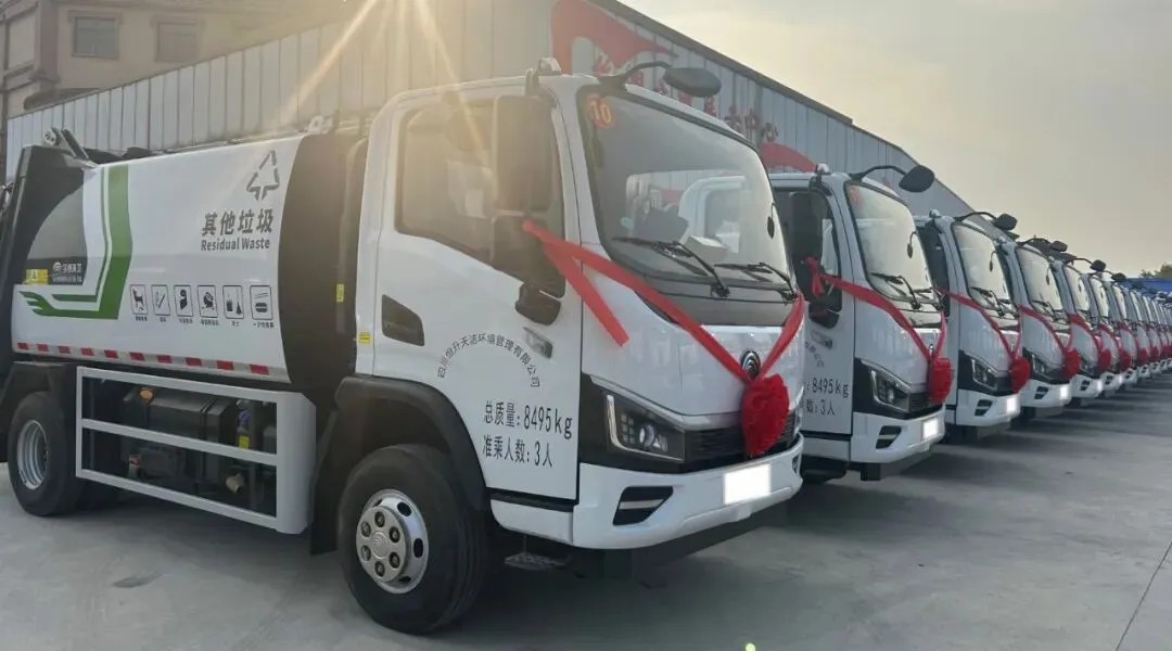 宇通重工旗下宇通环卫8吨压缩式垃圾车批量交付河池! 宇通重工旗下宇通环卫8吨压缩式垃圾车批量交付河池!