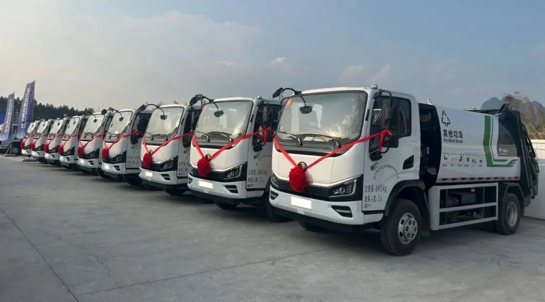 宇通重工旗下宇通环卫8吨压缩式垃圾车批量交付河池! 宇通重工旗下宇通环卫8吨压缩式垃圾车批量交付河池!