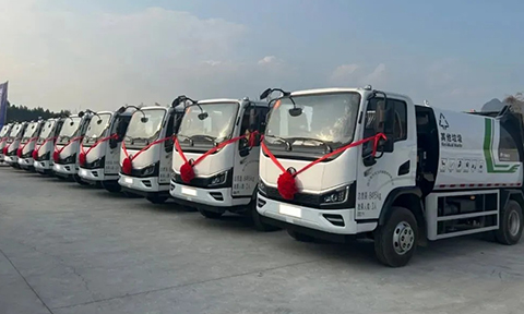 宇通重工旗下宇通環衛8噸壓縮式垃圾車批量交付河池！