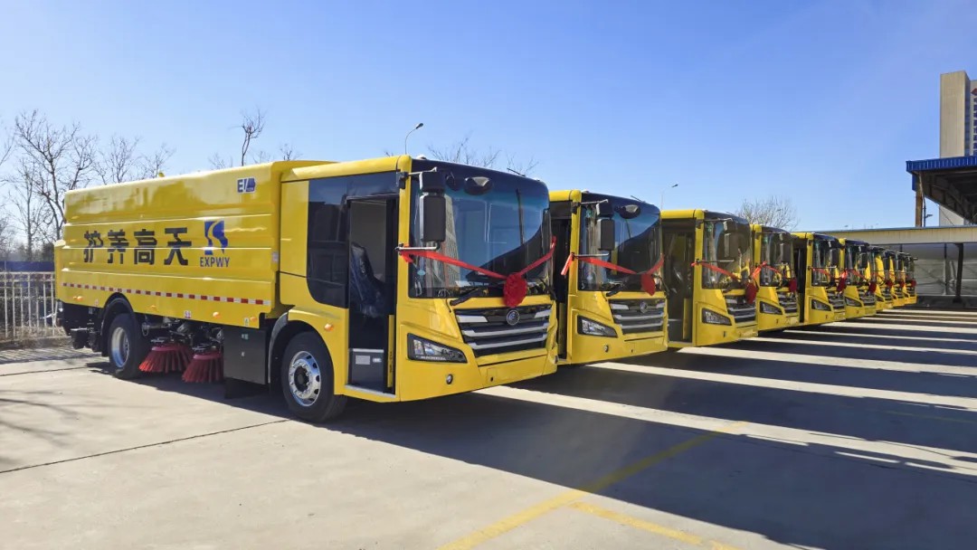 宇通纯电动高速扫路车批量交付天津，助力绿色养护升级！