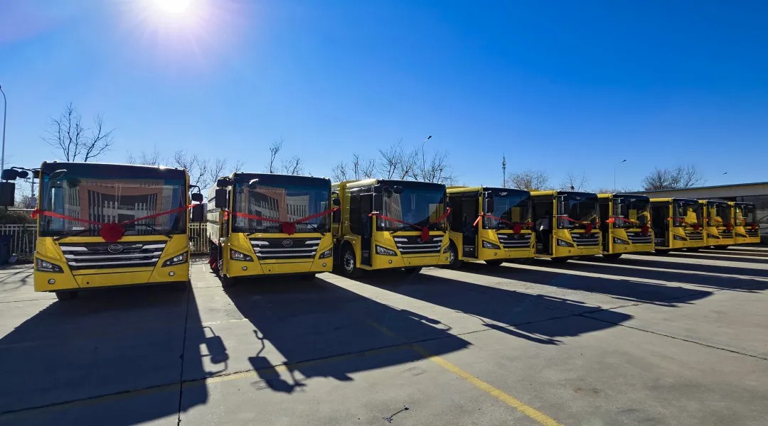 宇通纯电动高速扫路车批量交付天津，助力绿色养护升级！