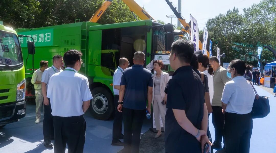 聚力寒区环卫全场景运维！宇通环卫亮相新疆交流会！